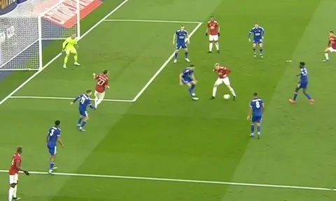 Ở Man Utd lúc này, có 1 cầu thủ như 'gã lang thang lạc lõng' trên sân