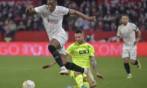 Martial giúp Sevilla áp sát ngôi đầu La Liga