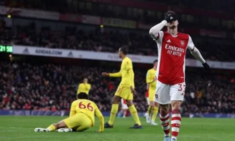 Ngựa chiến Arsenal xâu kim Henderson; Thiago có 2 bộ mặt trong 3 phút