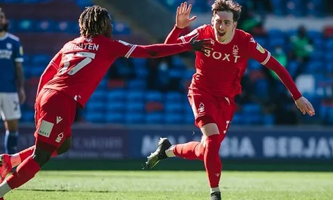 'Báu vật' Carrington bùng nổ khiến sao Man Utd phải 'trố mắt'