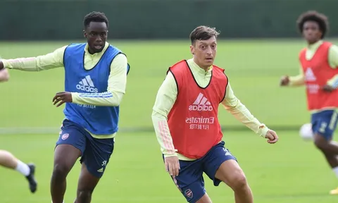 Mất chỗ đứng ở Arsenal, Mesut Ozil để lộ hình ảnh không thể ngờ