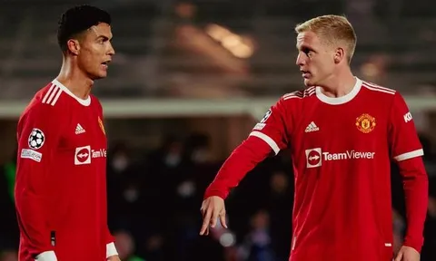 Mata so sánh thú vị giữa Ronaldo và Van De Beek
