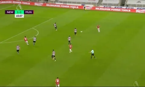Mata quá đẳng cấp, tung đường chuyền "200 IQ" loại bỏ toàn bộ hàng thủ Newcastle