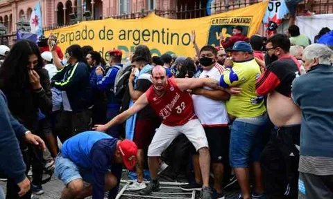 Máu và nước mắt đã rơi! Đám tang Diego Maradona chìm trong bạo loạn