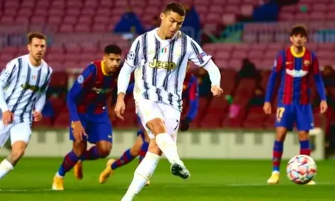 Juventus "trả thù" Barcelona trên mạng xã hội