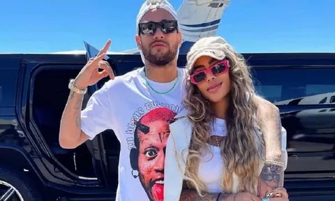 Máy bay chở Neymar phải hạ cánh khẩn cấp