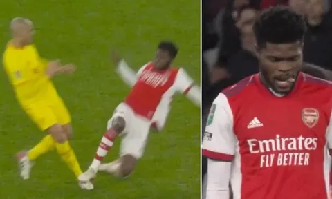 Máy quét Arsenal đánh dấu sự trở lại bằng... tấm thẻ đỏ