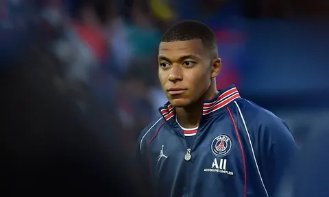 Người hâm mộ PSG treo băng rôn xin Mbappe ở lại