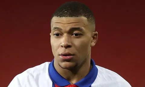Mbappe cắm đầu cắm cổ chạy, Neymar cúi mặt khó chịu