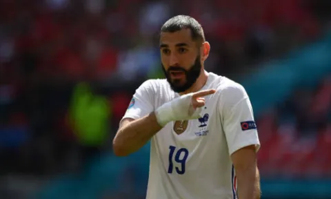 Mbappe "dọn cỗ", Benzema vẫn bỏ lỡ khó tin