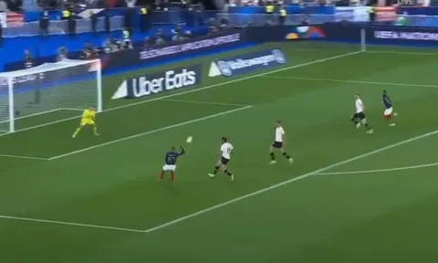 Mbappe gây cười với 2 khoảnh khắc tệ hại