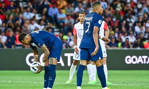 Mbappe khiến phòng thay đồ PSG sôi sục