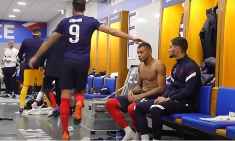 Mbappe nhăn mặt vì bị Giroud đối xử như trẻ con