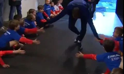 Mbappe thu hút mọi ánh nhìn bởi hành động cực nhỏ nhưng đầy thân thiện