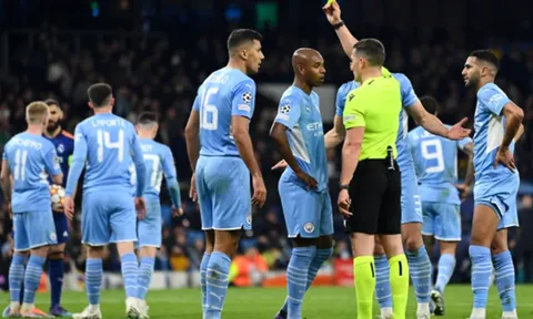 Hàng thủ Man City bị chê chơi ngây thơ