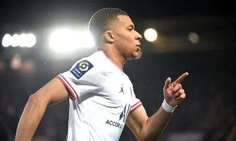 Mẹ Mbappe tiết lộ 2 lời đề nghị từ Real và PSG
