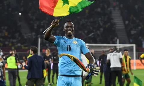 Chủ tịch FIFA trao tặng Mendy giải thưởng danh giá