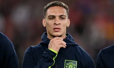 Merson nêu tên cầu thủ có thể khiến Antony phải dự bị