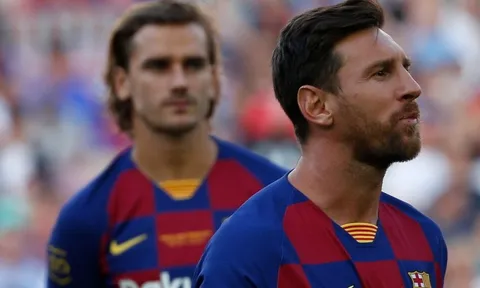 Fan Barca bao vây xe Griezmann, yêu cầu làm một điều với Messi