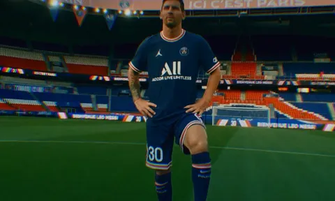 Messi cool ngầu trong ngày ra mắt PSG