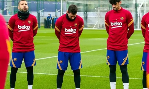 Messi cúi gằm mặt, mặc niệm Maradona trong buổi tập của Barca