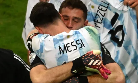 Messi cũng phải ôm cảm ơn người hùng từng bị Arsenal hắt hủi