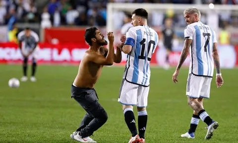 Messi hoảng hồn khi được xin chữ ký