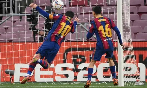 Messi lập siêu kỷ lục bằng đầu, Barca vẫn trượt dài tại La Liga