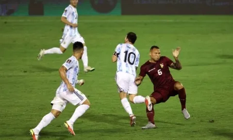 Messi nằm sân đau đớn sau pha vào bóng thô bạo của cầu thủ Venezuela