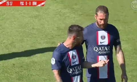 Messi nhường Ramos đá penalty trong trận thắng 2-0 của PSG