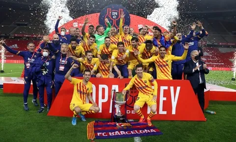 Messi cùng dàn sao Barca quẩy tưng bừng sau khi vô địch Copa del Rey