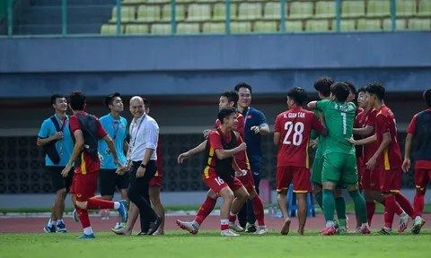 Messi Thái an ủi đàn em sau trận thua U19 Việt Nam