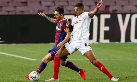 "Messi trông thật yếu kém..."