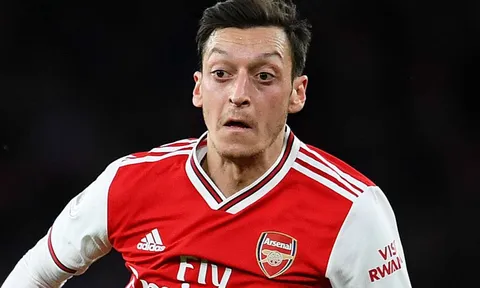 Tương lai đổi chiều, Ozil lập tức bị sếp lớn Arsenal "nắn gân"