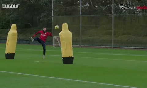 Mesut Ozil trình diễn kỹ thuật trên sân tập