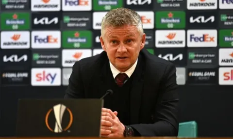 Michael Owen chê Solskjaer không dám tin tưởng siêu sao