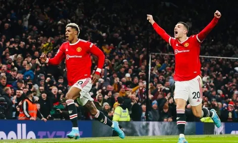 Michael Owen lo lắng cho cuộc đua top 4 của Man Utd