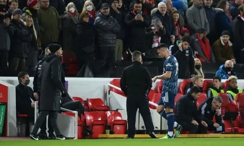 Mikel Arteta phản ứng ngay lập tức khi Granit Xhaka nhận thẻ đỏ