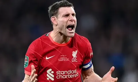 Sao 36 tuổi gia hạn với Liverpool