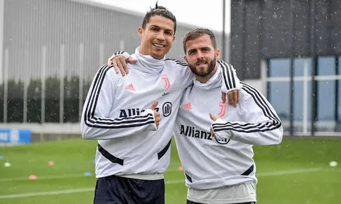 Pjanic ca ngợi Ronaldo và Messi
