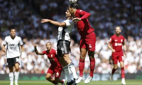 Mitrovic làm Henderson và Van Dijk bẽ mặt