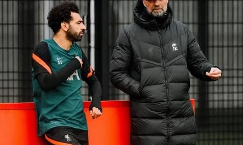 Mohamed Salah buồn thiu trong ngày trở lại Liverpool