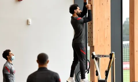 Mohamed Salah "luyện" cơ vai, đợi ngày tái đấu Sergio Ramos