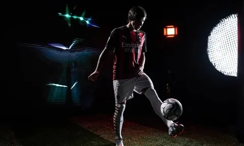 Mới đến Milan, "Pirlo 2.0" đã đắm chìm trong vinh quang và bóng tối