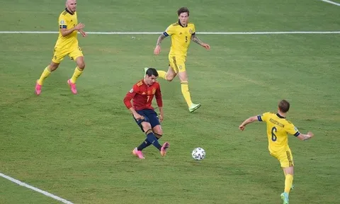 Morata hóa 'thần gỗ', Tây Ban Nha bất lực ngày ra quân
