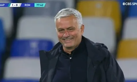 Mourinho bật cười khi học trò nhận thẻ đỏ