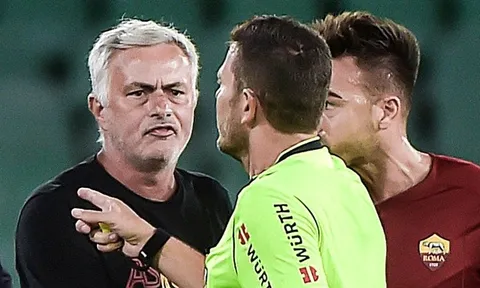 Mourinho bị đuổi khỏi sân khi AS Roma thua 2-5