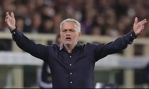 Mourinho 'hủy diệt' VAR