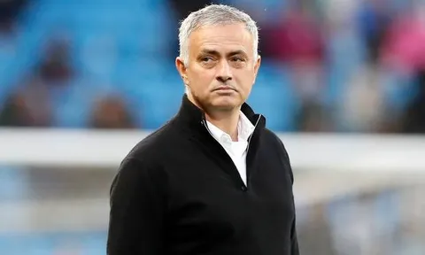 Mourinho: "Tôi giận dữ đến phòng thay đồ, cậu ấy nói: 'Vui lòng chờ ở ngoài 2 phút'"