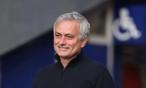 Mourinho kể chuyện ngồi ghế nóng Roma, ám chỉ bị lừa ở Spurs - Man Utd